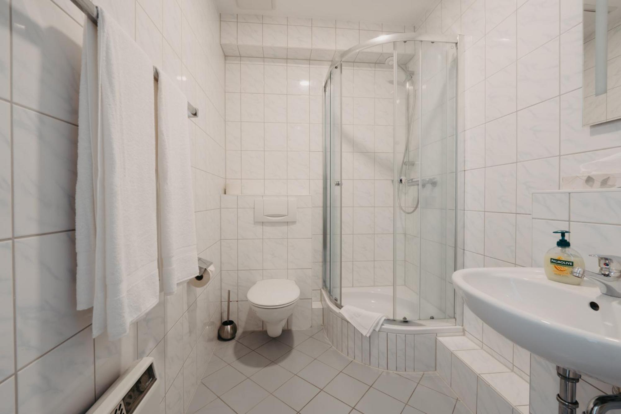 Hotel-Gasthof Zur Krone Waldaschaff Extérieur photo