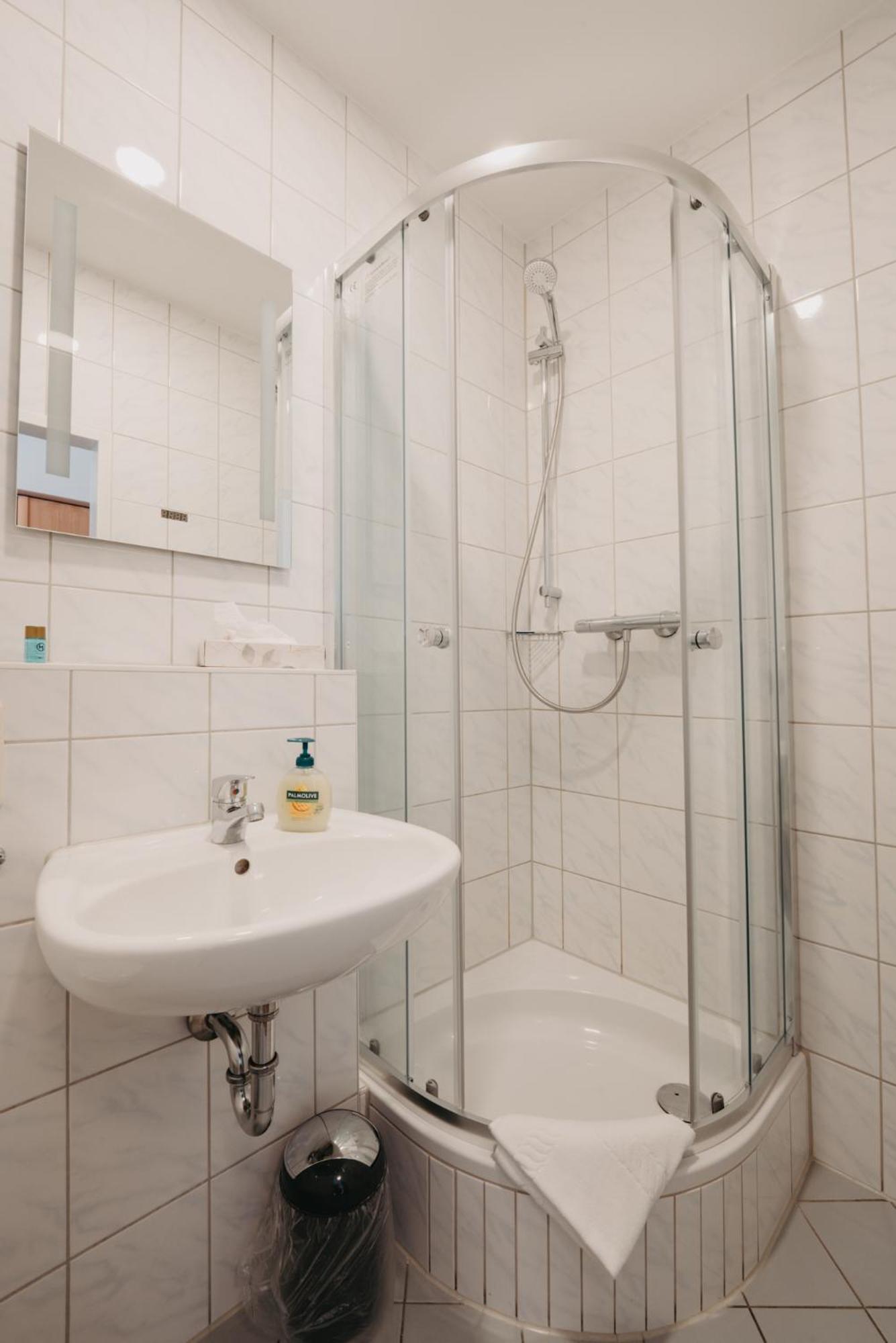 Hotel-Gasthof Zur Krone Waldaschaff Extérieur photo